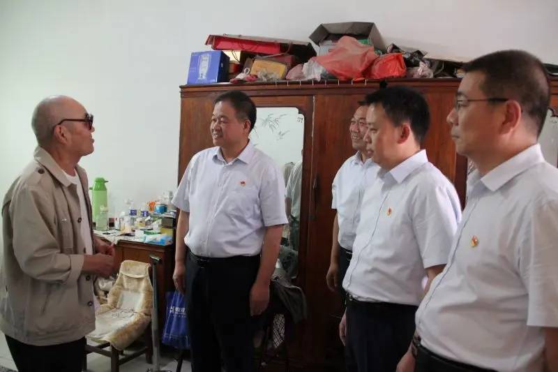 博農(nóng)集團(tuán)領(lǐng)導(dǎo)走訪慰問老黨員、困難黨員